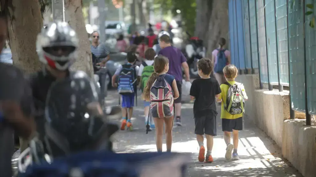 ילדי בית הספר בלפור שבתל אביב יוצאים לחופש הגדול ילדי בית הספר בלפור שבתל אביב יוצאים לחופש הגדול