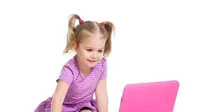 ילדה לומדת ילדה לומדת
