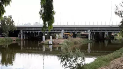 גשר להולכי רגל ורוכבי אופניים בפארק הירקון (צילום ישראל מלובני)