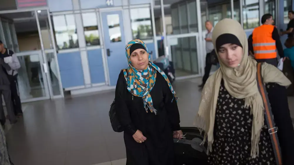מאות אזרחים זרים ומבקרים עזבו את רצועת עזה דרך מחסום ארז בגלל המצב הביטחוני, יולי 2014 מאות אזרחים זרים ומבקרים עזבו את רצועת עזה דרך מחסום ארז בגלל המצב הביטחוני, יולי 2014