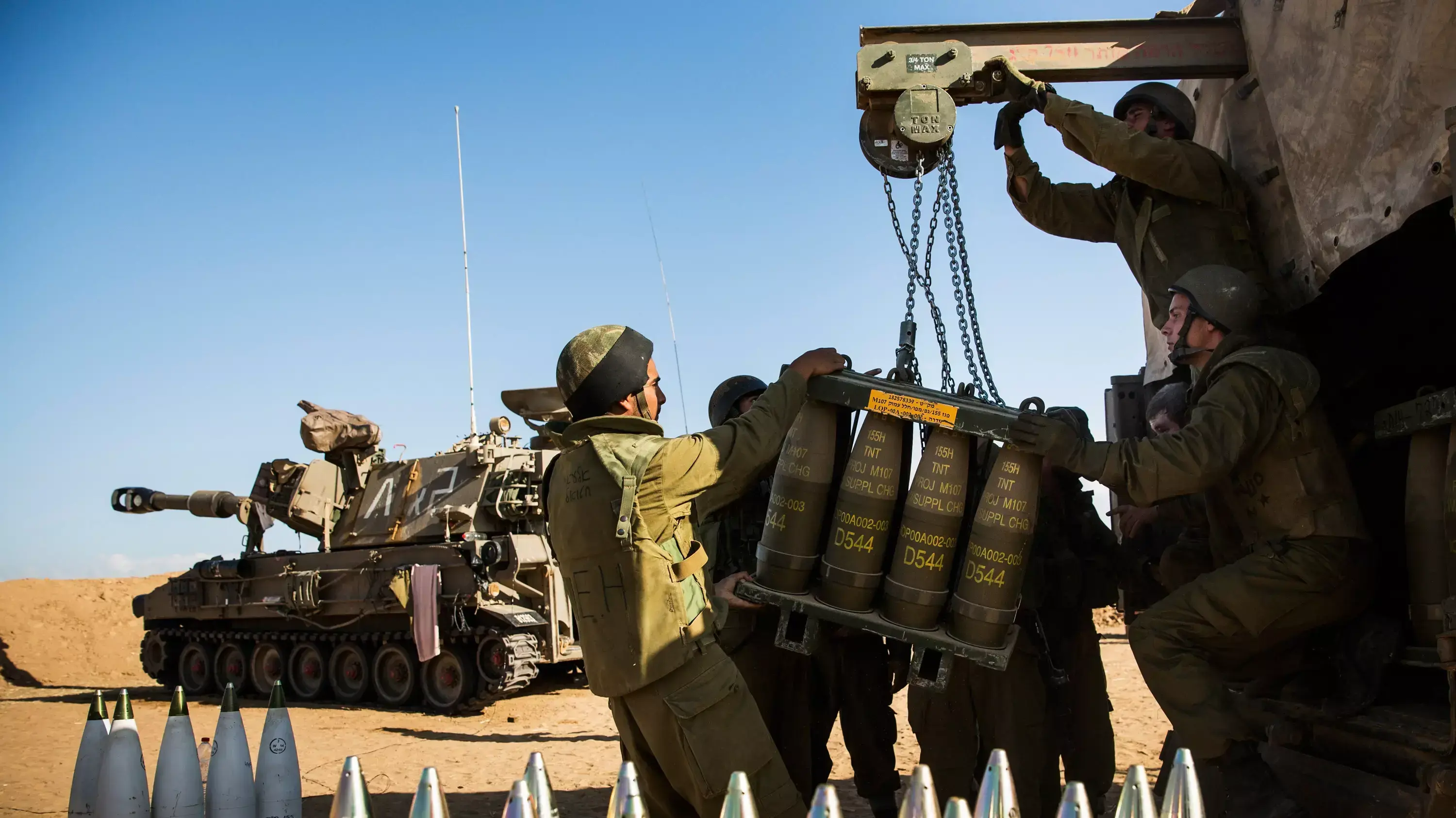 חיילים מארגנים פגזים ליד תותח בגבול רצועת עזה במבצע צוק איתן יולי 2014 חיילים מארגנים פגזים ליד תותח בגבול רצועת עזה במבצע צוק איתן יולי 2014