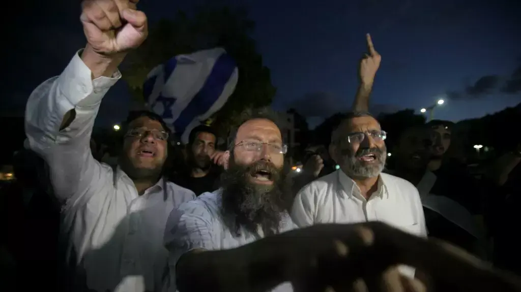 הפגנות פעילי שמאל מול הפגנת פעילי ימין בכיכר הבימה, יולי 2014 הפגנות פעילי שמאל מול הפגנת פעילי ימין בכיכר הבימה, יולי 2014