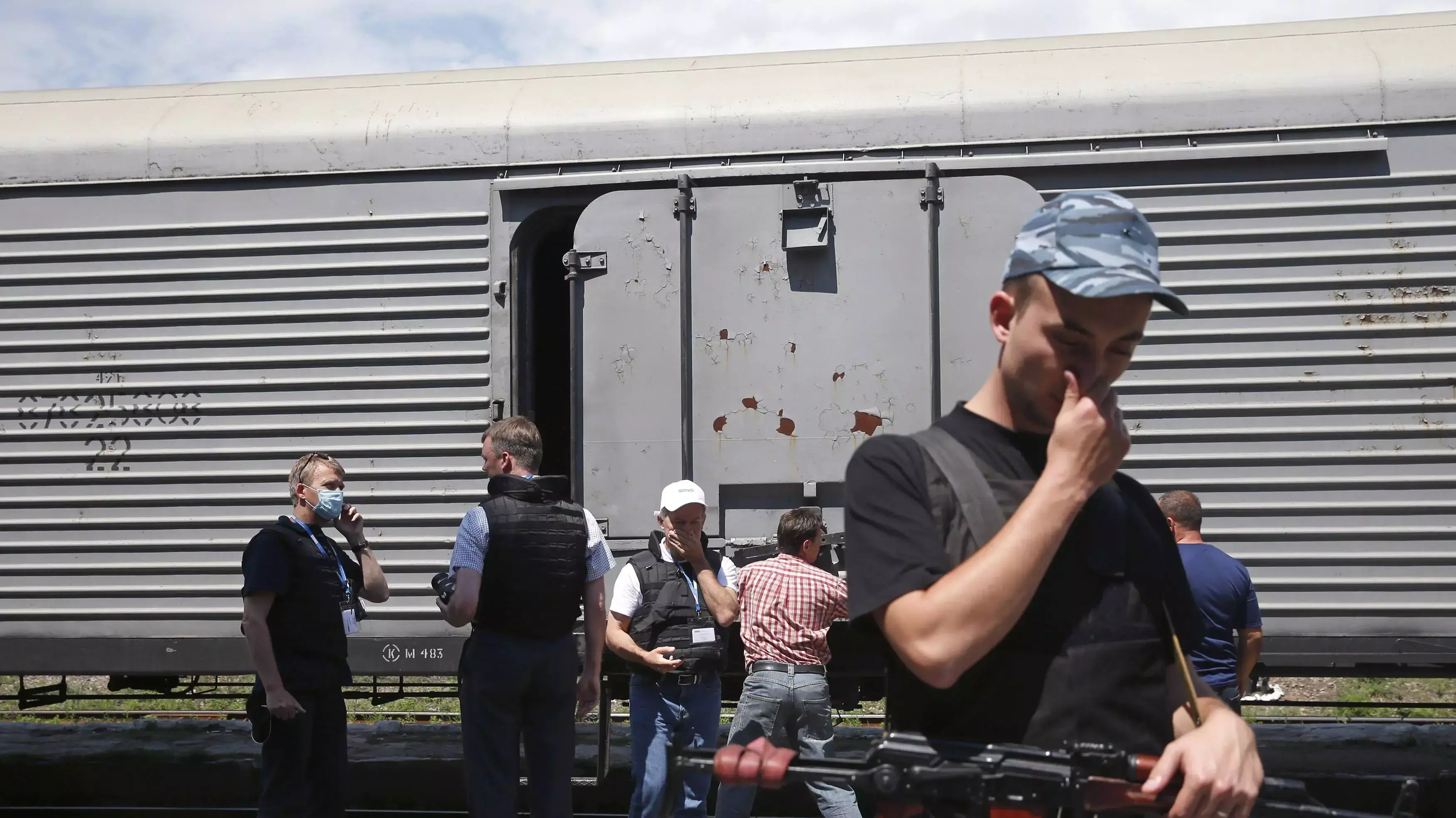 פינוי גופות הנספים מהתרסקות מטוס מלזיה אירליינס טורז, אוקראינה, 20 ביולי 2014 פינוי גופות הנספים מהתרסקות מטוס מלזיה אירליינס טורז, אוקראינה, 20 ביולי 2014