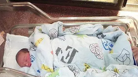 תינוק במחלקת יולדות במרכז רפואי שיבא תל השומר תינוק במחלקת יולדות במרכז רפואי שיבא תל השומר