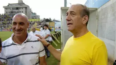אהוד אולמרט יעקב בלדב במגרש נתניה אהוד אולמרט יעקב בלדב במגרש נתניה