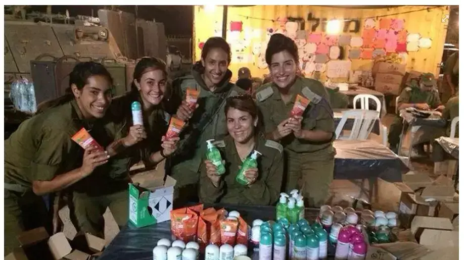 חיילות עם מוצרי טיפוח של חברת גרנייה  אוגוסט 2014