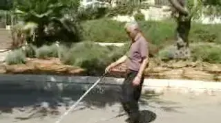 עיוור צועד ברחוב עיוור צועד ברחוב