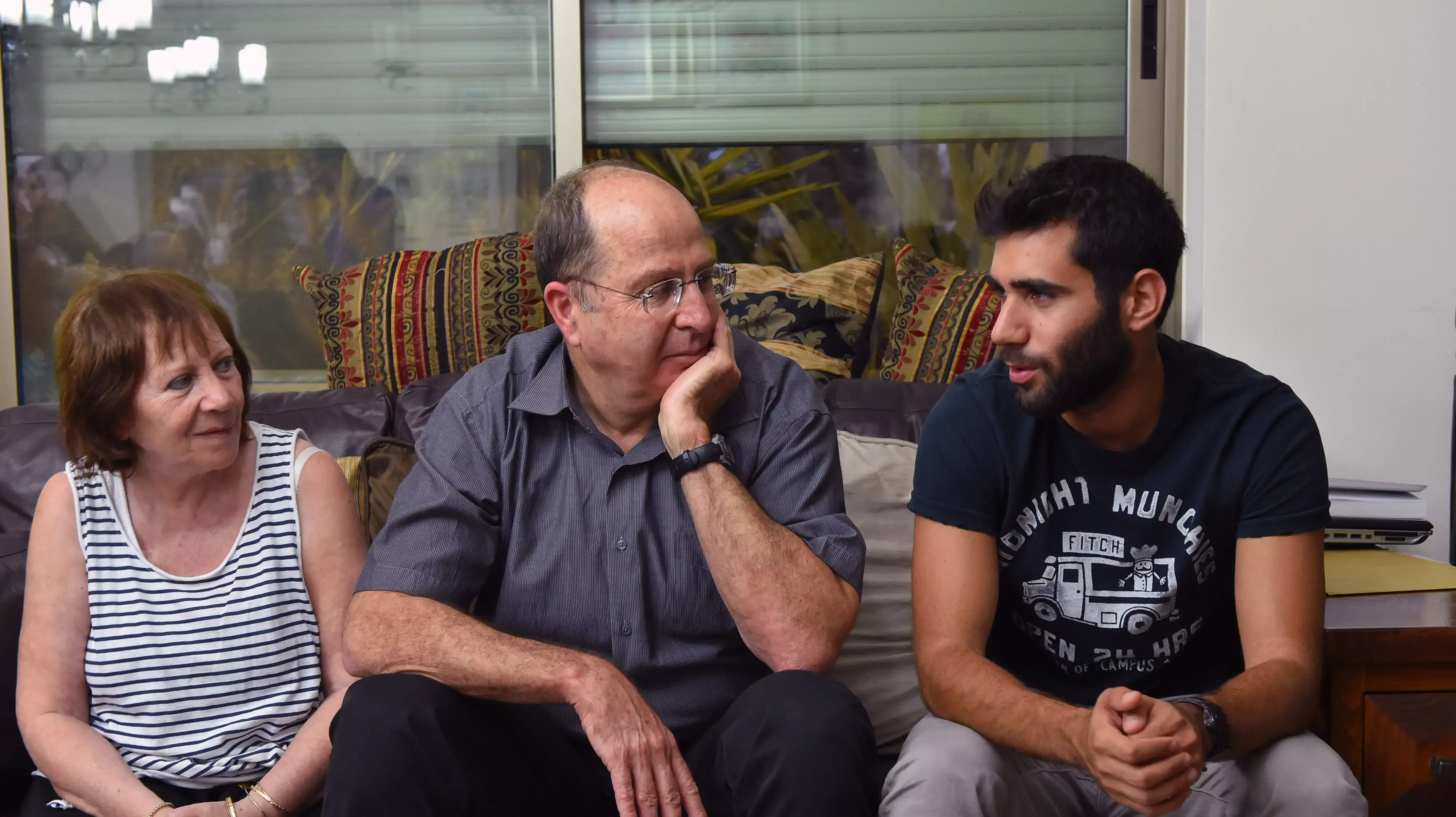 שר הביטחון משה יעלון מבקר בבית משפחתו של סמ"ר אורון שאול שנהרג ברצועת עזה. 10 באוגוסט 2014 שר הביטחון משה יעלון מבקר בבית משפחתו של סמ"ר אורון שאול שנהרג ברצועת עזה. 10 באוגוסט 2014