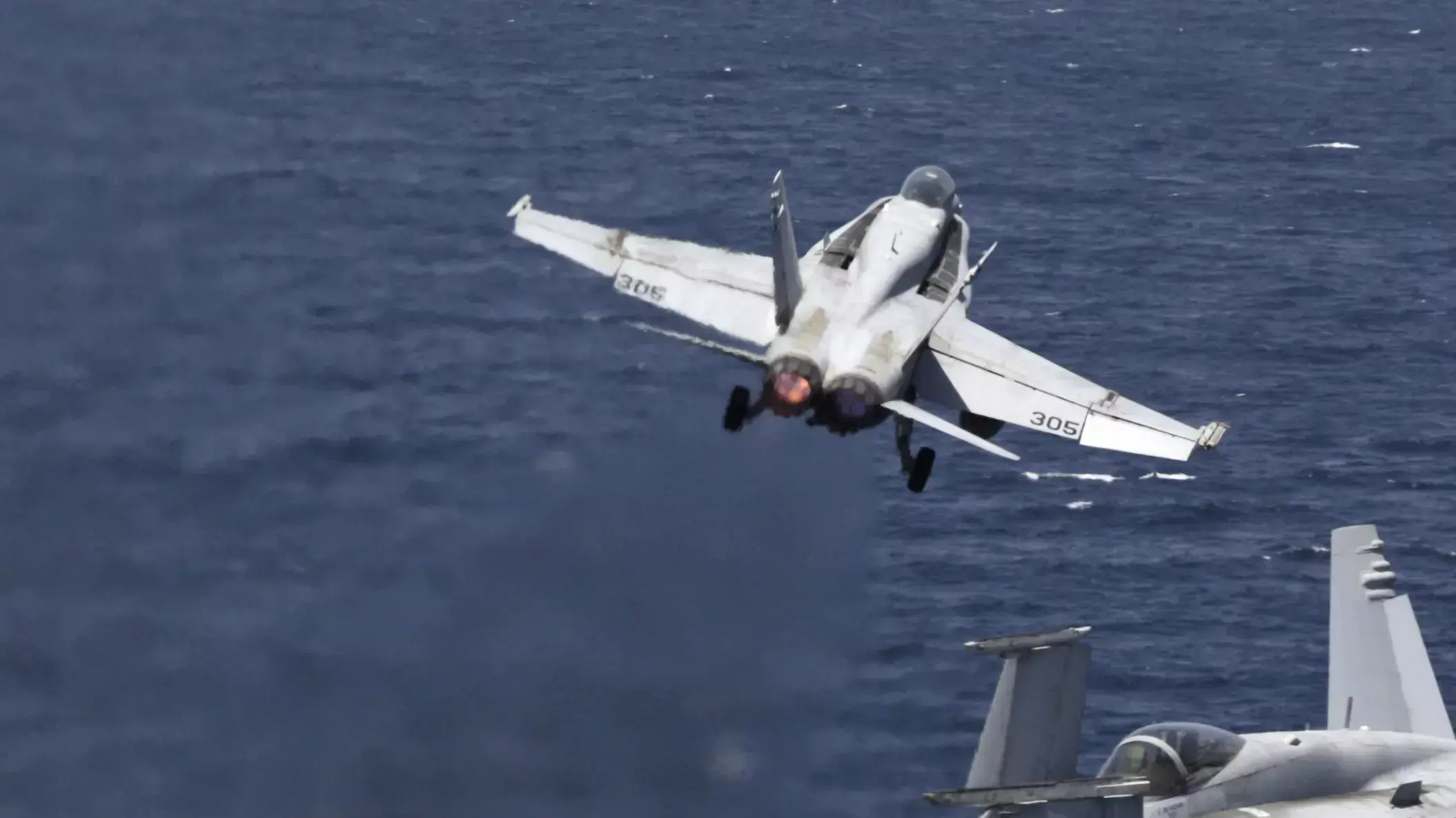 מטוסי קרב מסוג F/A-18 ממריאים מנושאת המטוסים ג'ורג' וושינגטון במפרץ הפרסי לתקיפת יעדי דאעש בעיראק. 11 באוגוסט 2014 מטוסי קרב מסוג F/A-18 ממריאים מנושאת המטוסים ג'ורג' וושינגטון במפרץ הפרסי לתקיפת יעדי דאעש בעיראק. 11 באוגוסט 2014
