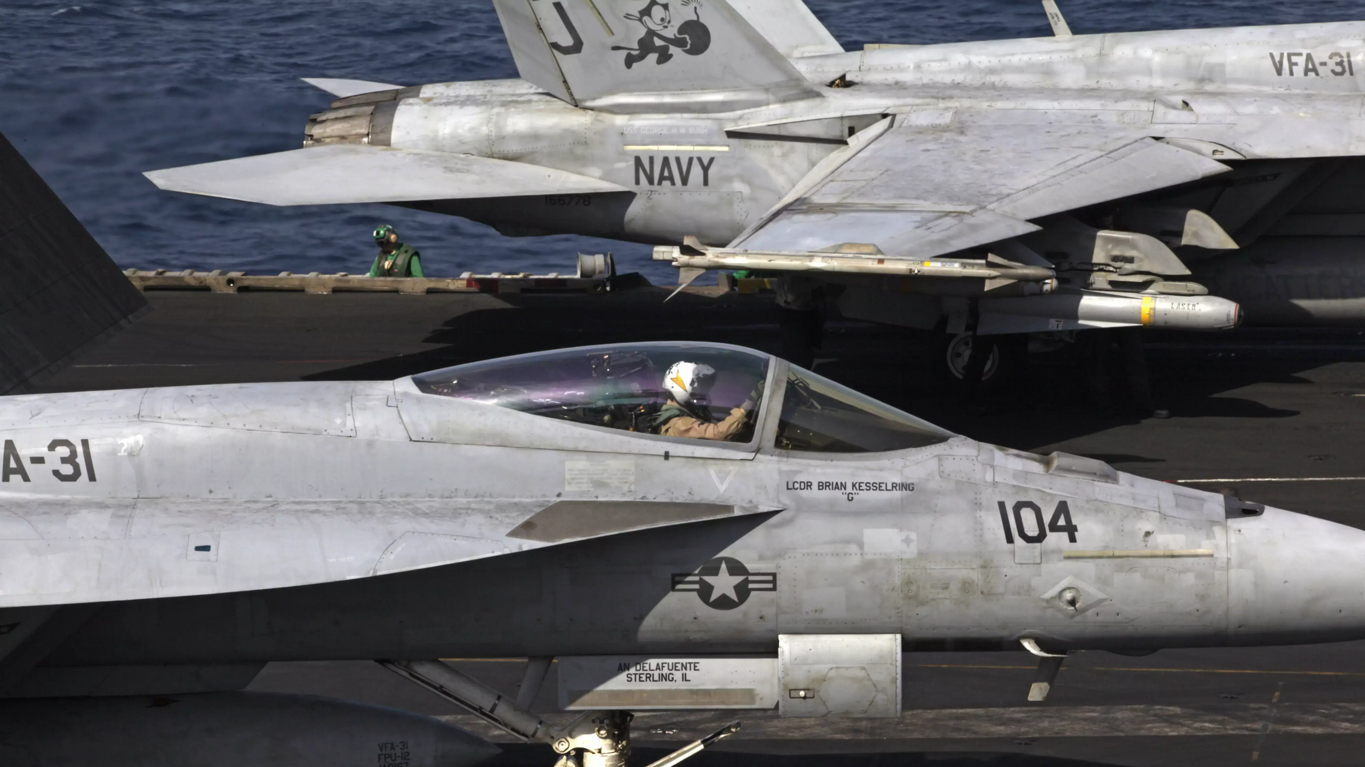 מטוסי קרב מסוג F/A-18 ממריאים מנושאת המטוסים ג'ורג' וושינגטון במפרץ הפרסי לתקיפת יעדי דאעש בעיראק. 11 באוגוסט 2014 מטוסי קרב מסוג F/A-18 ממריאים מנושאת המטוסים ג'ורג' וושינגטון במפרץ הפרסי לתקיפת יעדי דאעש בעיראק. 11 באוגוסט 2014