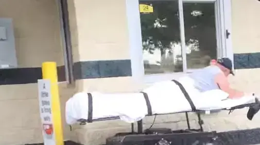 אדם הגיע באלונקה לרכוש מקדונלס אדם הגיע באלונקה לרכוש מקדונלס