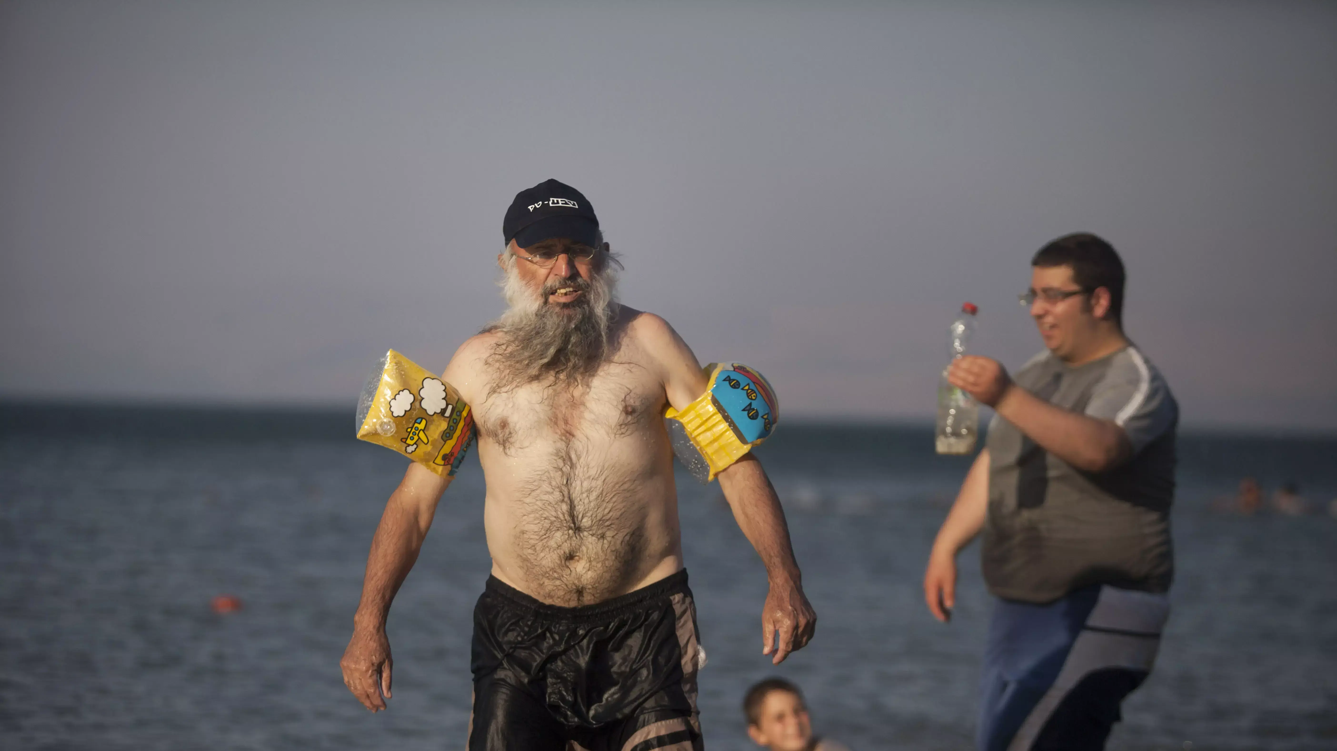 רוחצים בים כינרת  אוגוסט 2014