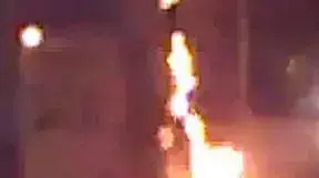 אמן האשליות אנטוני בריטון כמעט עולה באש במהלך תרגיל אמן האשליות אנטוני בריטון כמעט עולה באש במהלך תרגיל