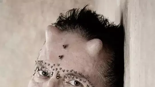 האיש הכי מחורר בעולם לא יכול להיכנס לדובאי האיש הכי מחורר בעולם לא יכול להיכנס לדובאי