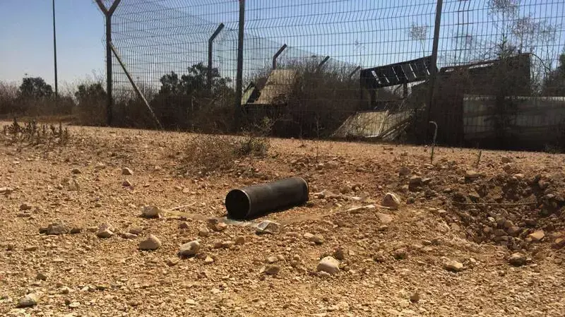 רקטת 107 מ?מ ששוגרה מרצועת עזה נפלה באזור מעבר הסחורות כרם שלום. אוגוסט 2014 רקטת 107 מ?מ ששוגרה מרצועת עזה נפלה באזור מעבר הסחורות כרם שלום. אוגוסט 2014