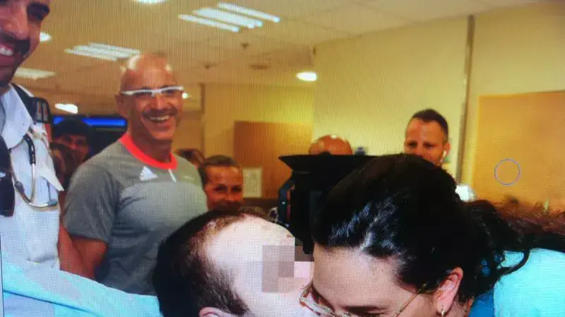 אוהד, חייל צה"ל שנפצע קשה במהלך המלחמה בדרום והתאושש, מנשק את עדי הררי, האחות שטיפלה בו בביה"ח סורוקה, אוגוסט 2014 אוהד, חייל צה"ל שנפצע קשה במהלך המלחמה בדרום והתאושש, מנשק את עדי הררי, האחות שטיפלה בו בביה"ח סורוקה, אוגוסט 2014