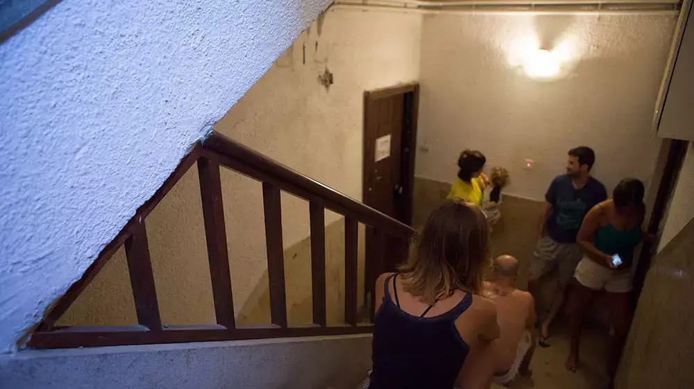 אנשים בחדר מדרגות במהלך אזעקה בגוש דן. אוגוסט 2014 אנשים בחדר מדרגות במהלך אזעקה בגוש דן. אוגוסט 2014