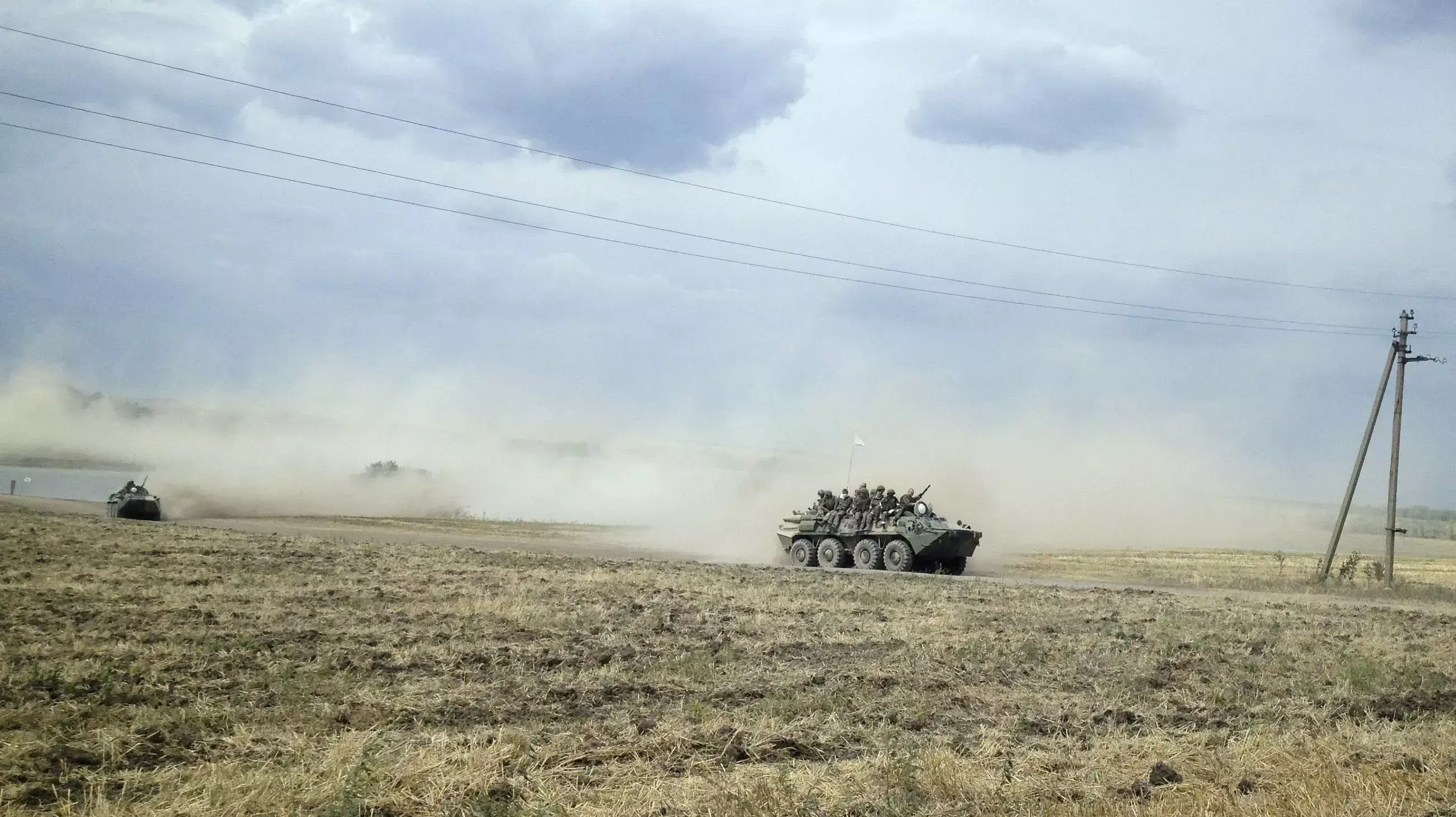כוחות שריון של הצבא הרוסי פולשים לשטחה של אוקראינה. אוגוסט 2014