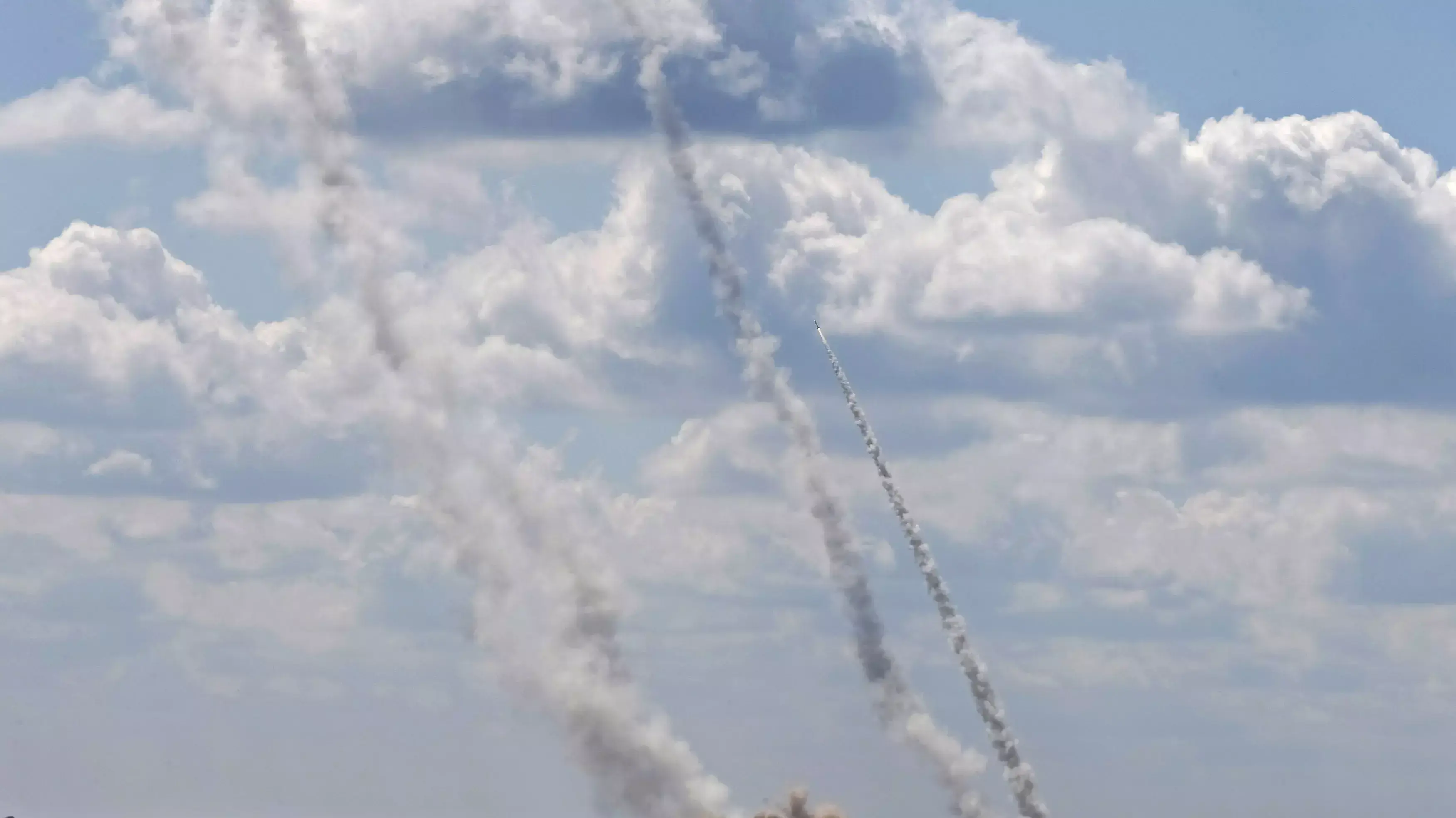 צבא אוקראינה משגר רקטה לעבר בדלנים פרו-רוסים באזור דונייצק. 30 באוגוסט 2014 צבא אוקראינה משגר רקטה לעבר בדלנים פרו-רוסים באזור דונייצק. 30 באוגוסט 2014