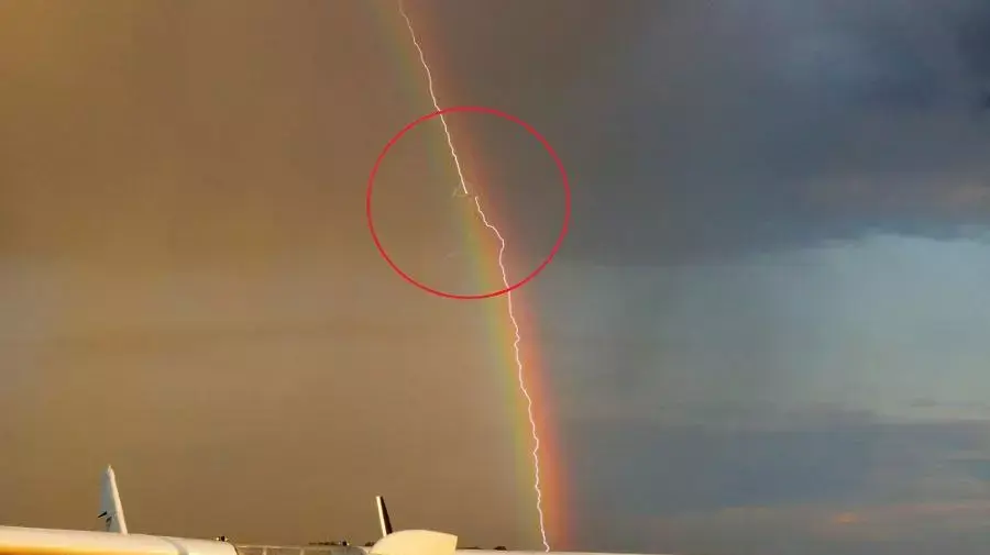 תמונה של מטוס נפגע מברק באמצע קשת תמונה של מטוס נפגע מברק באמצע קשת