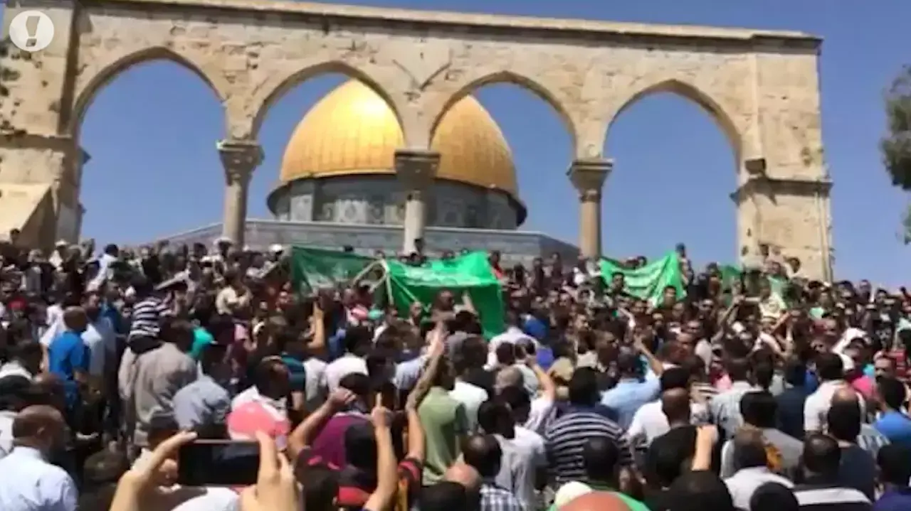 תיעוד: הפגנת תמיכה המונית בחמאס בלב הר הבית תיעוד: הפגנת תמיכה המונית בחמאס בלב הר הבית