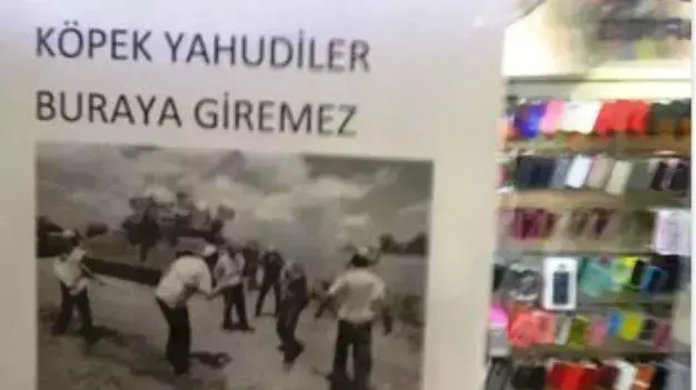 חנות לציוד סלולרי באיסטנבול ועליה השלט "אין כניסה לכלבים יהודים" טורקיה, ספטמבר 2014 חנות לציוד סלולרי באיסטנבול ועליה השלט "אין כניסה לכלבים יהודים" טורקיה, ספטמבר 2014