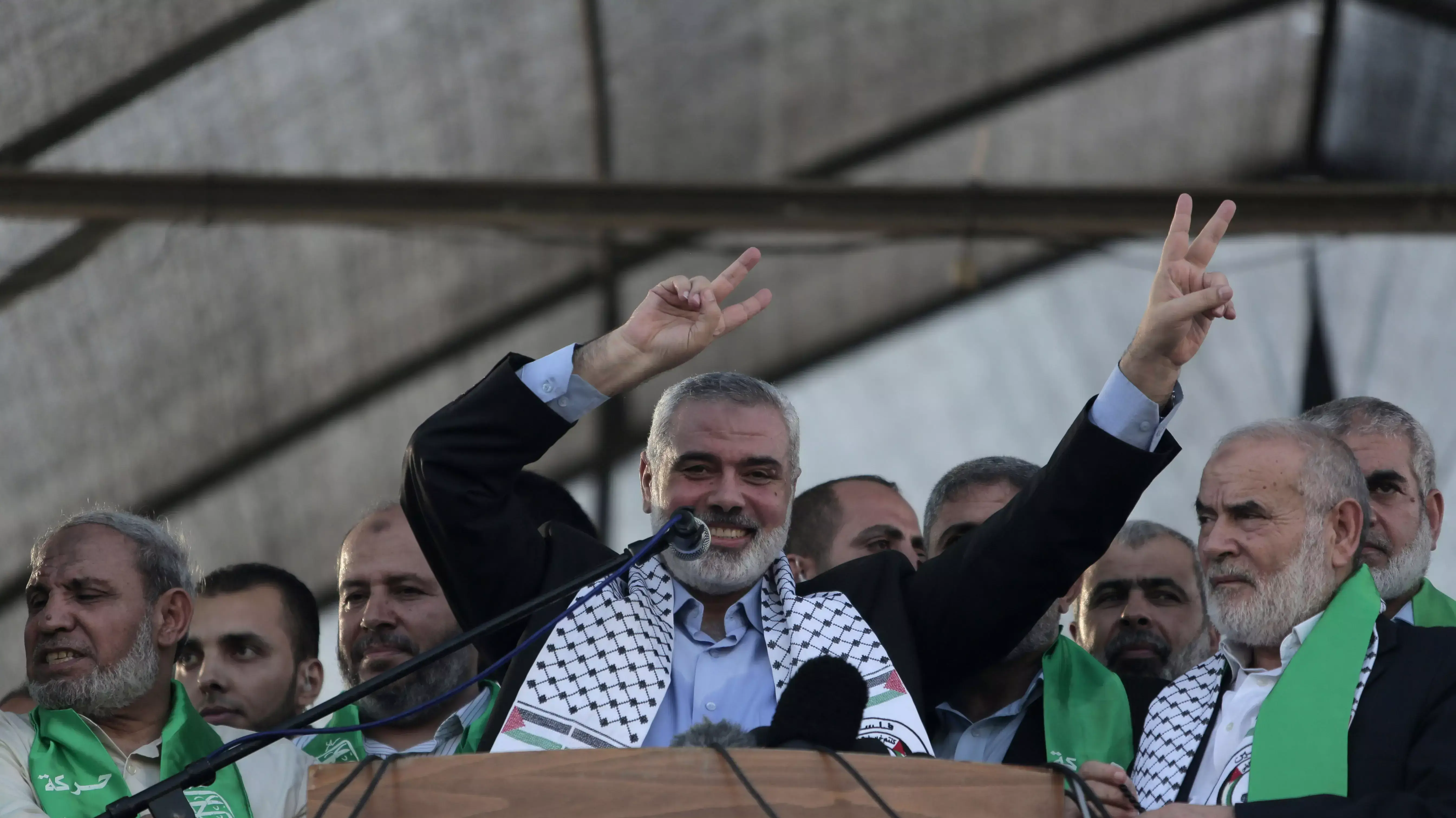 איסמעיל הניה מסמל את אות הניצחון  עזה, אוגוסט 2014