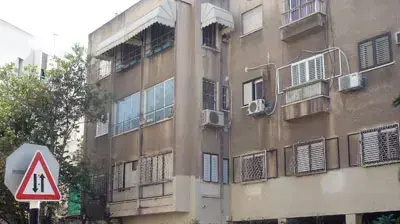 בניין בתל אביב (נגה משל) בניין בתל אביב (נגה משל)