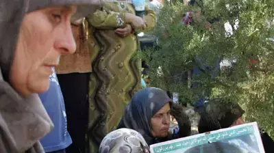 ערבים ישראלים בכפר עראבה מחזיקים בתמונות של הרוגי מהומות אוקטובר ערבים ישראלים בכפר עראבה מחזיקים בתמונות של הרוגי מהומות אוקטובר