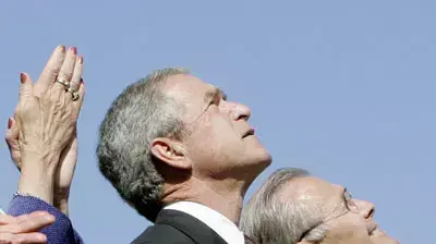 הנשיא בוש ושר ההגנה ראמספלד מביטים לשמיים הנשיא בוש ושר ההגנה ראמספלד מביטים לשמיים