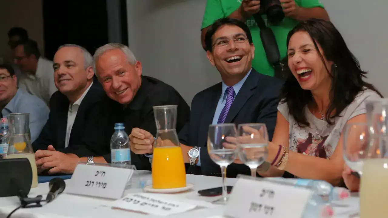 הרמת כוסית של גדעון סער בכפר המכבייה הרמת כוסית של גדעון סער בכפר המכבייה