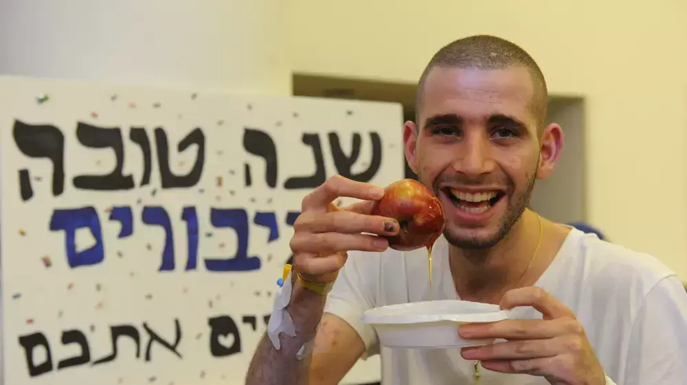 גל גנון פצוע צוק איתן עם תפוח בדבש בבית החולים תל השומר גל גנון פצוע צוק איתן עם תפוח בדבש בבית החולים תל השומר