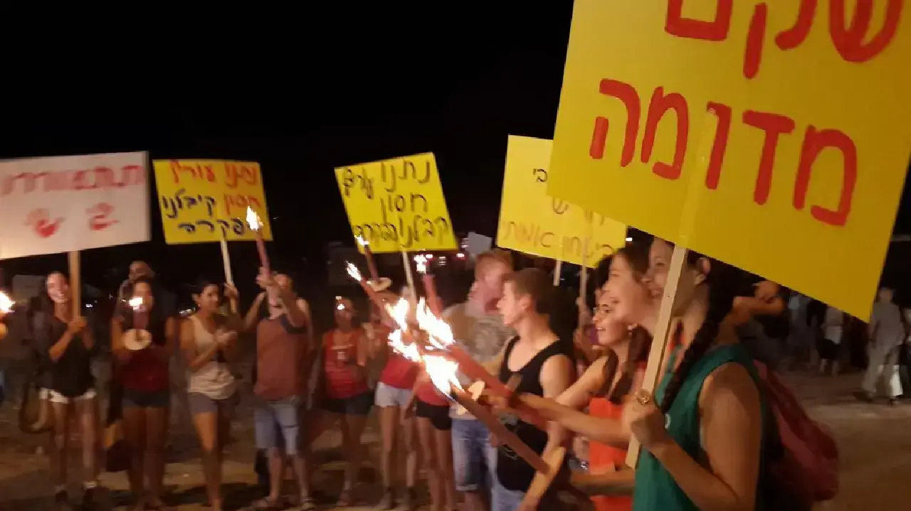 מאות תושבי עוטף עזה מפגינים נגד הממשלה בצומת שער הנגב מאות תושבי עוטף עזה מפגינים נגד הממשלה בצומת שער הנגב