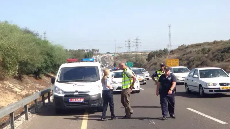 שני רוכבי קטנוע נפצעו בתאונת "פגע וברח" בכביש 2 שני רוכבי קטנוע נפצעו בתאונת "פגע וברח" בכביש 2