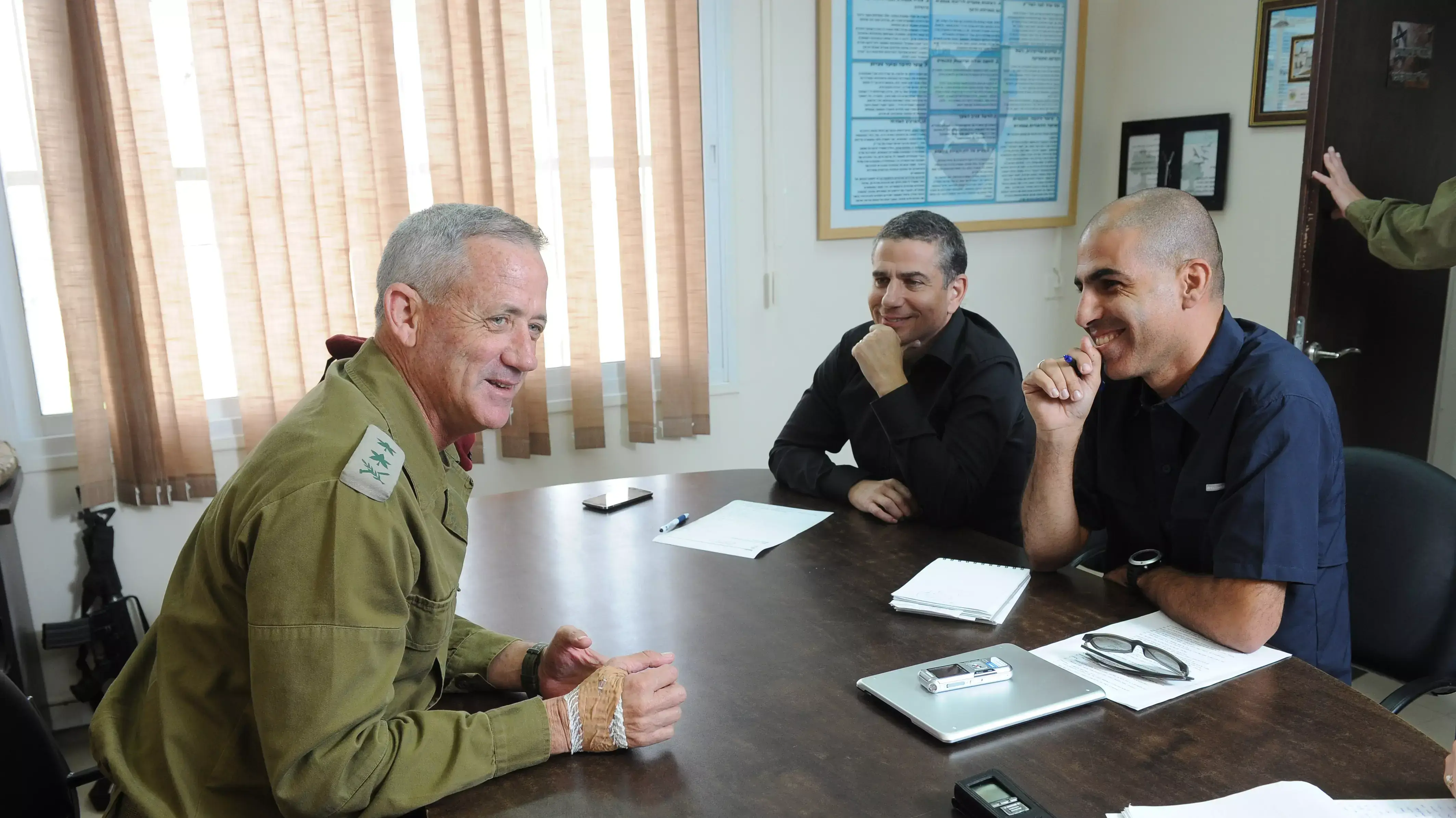 הרמטכ"ל בני גנץ עם ינון מגל ואמיר בוחבוט, אוקטובר 2014 הרמטכ"ל בני גנץ עם ינון מגל ואמיר בוחבוט, אוקטובר 2014