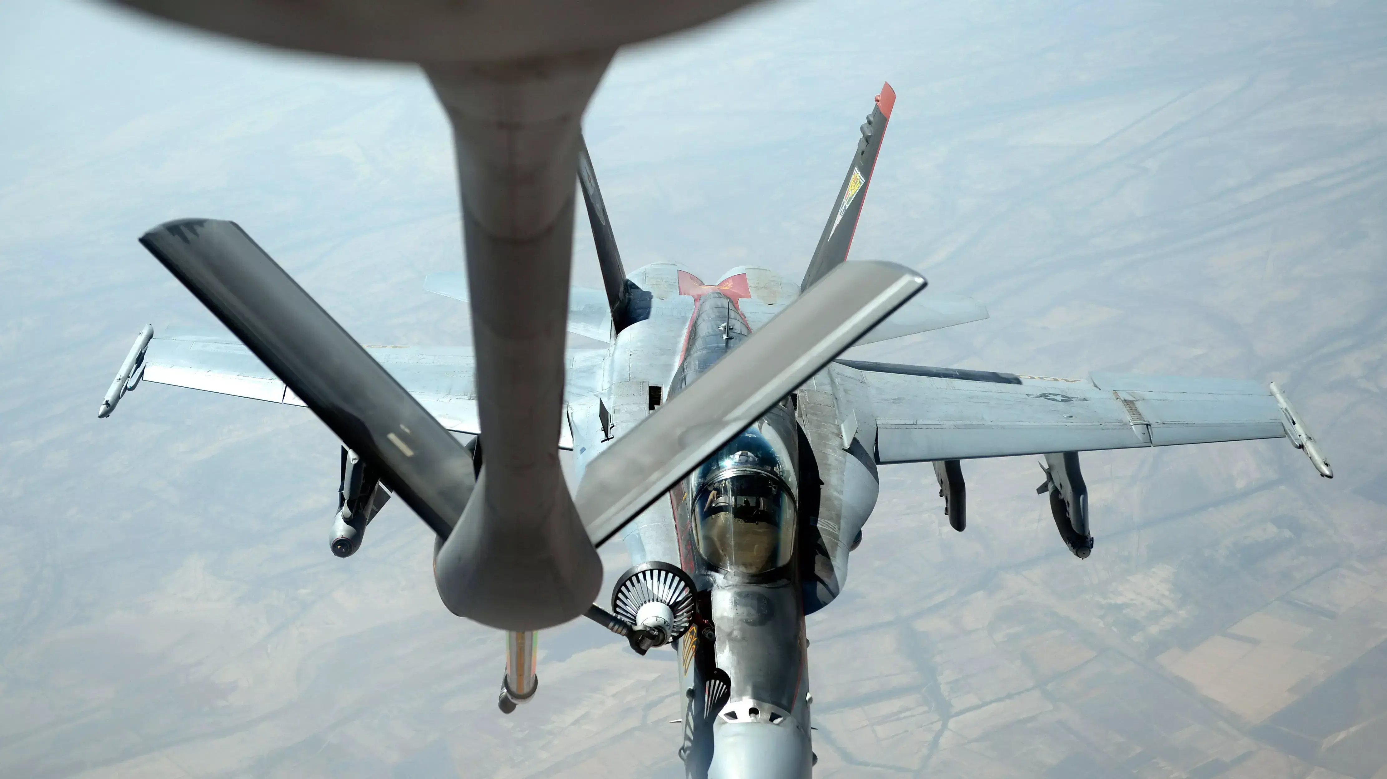 מטוס F-18 של חיל הנחתים האמריקני במשימה בשמי עיראק נגד מטרות המדינה האיסלאמית  אוקטובר 2014