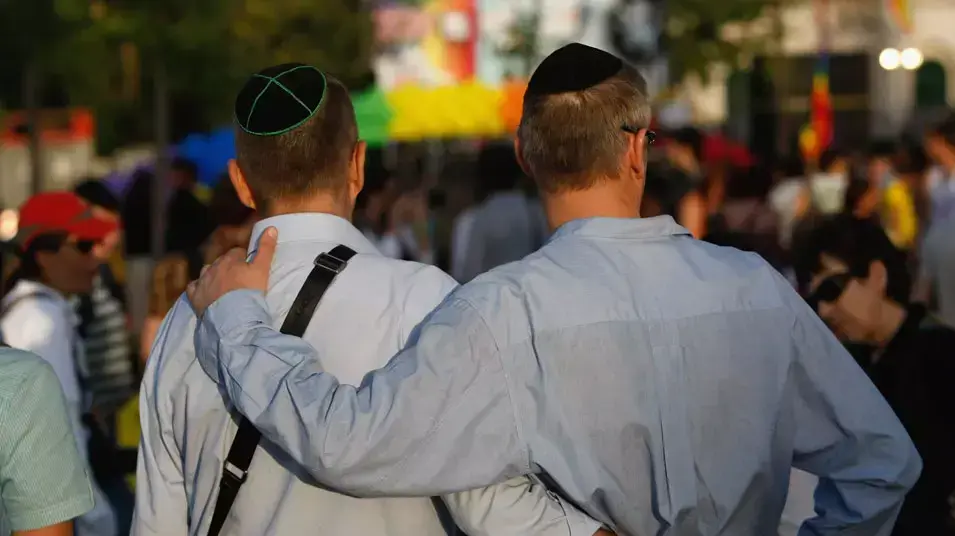 זוג גברים דתיים במצעד הגאווה בירושלים. יוני 2009 זוג גברים דתיים במצעד הגאווה בירושלים. יוני 2009