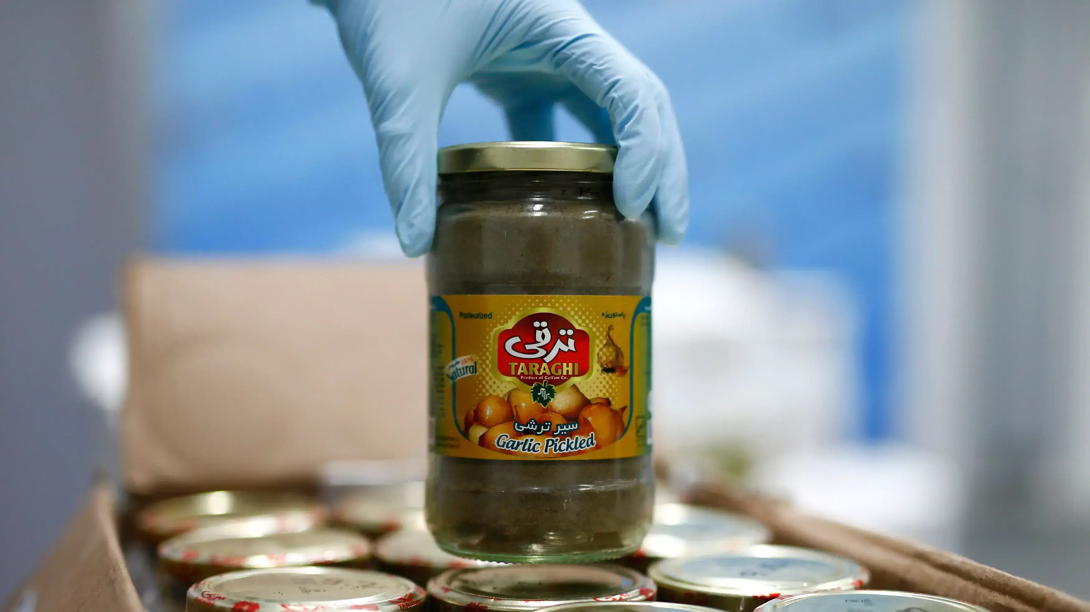 הרואין בשווי 63 מיליון דולר נתפס בצנצנות חמוצים ושום שהוברחו מאיראן הרואין בשווי 63 מיליון דולר נתפס בצנצנות חמוצים ושום שהוברחו מאיראן