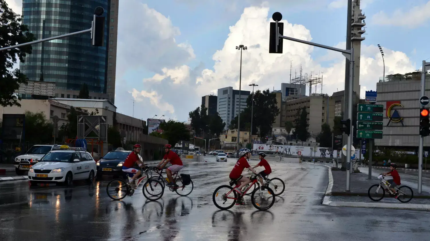 מזג אוויר סוער בתל אביב בערב חג שמחת תורה 15 באוקטובר 2014 מזג אוויר סוער בתל אביב בערב חג שמחת תורה 15 באוקטובר 2014