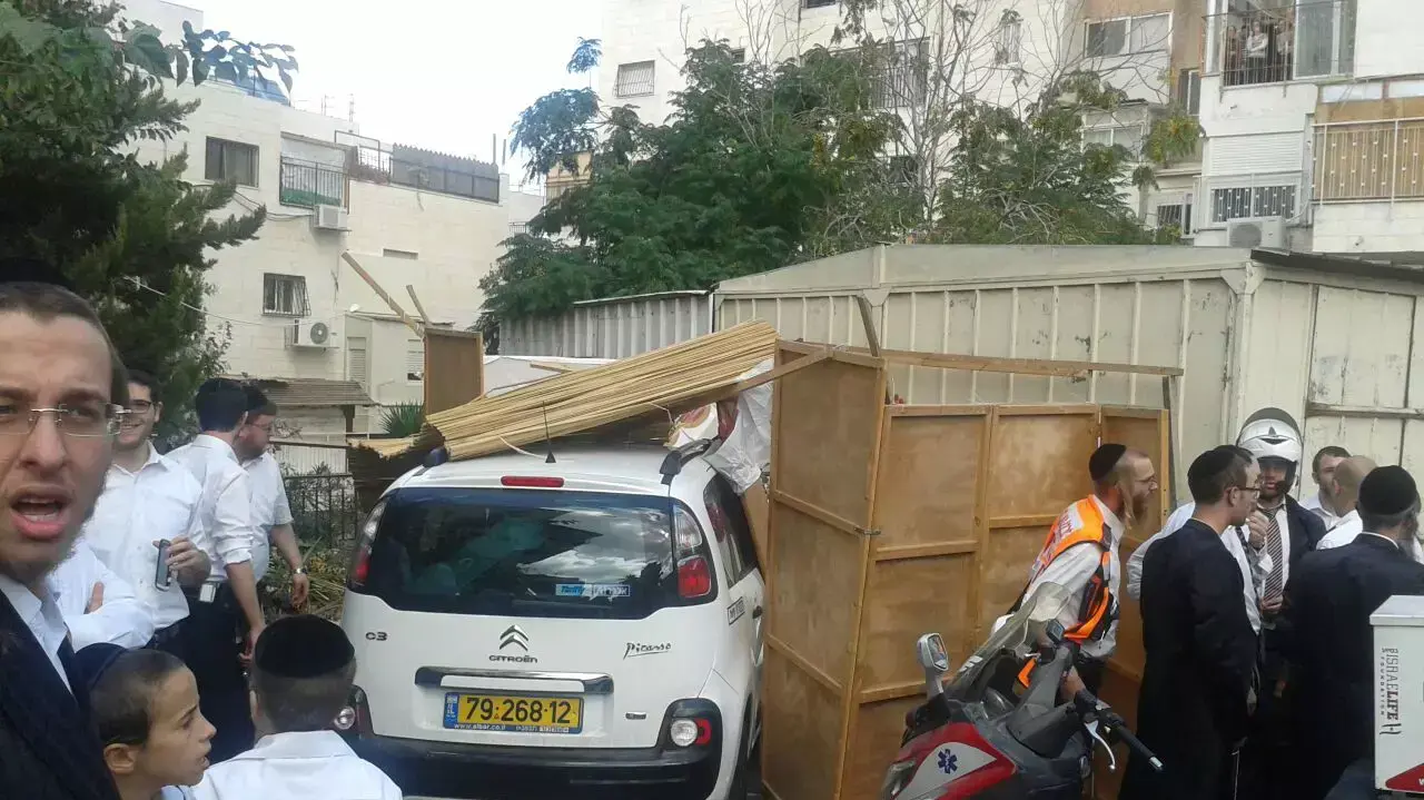 מכונית נתקעה בסוכה בירושלים מכונית נתקעה בסוכה בירושלים