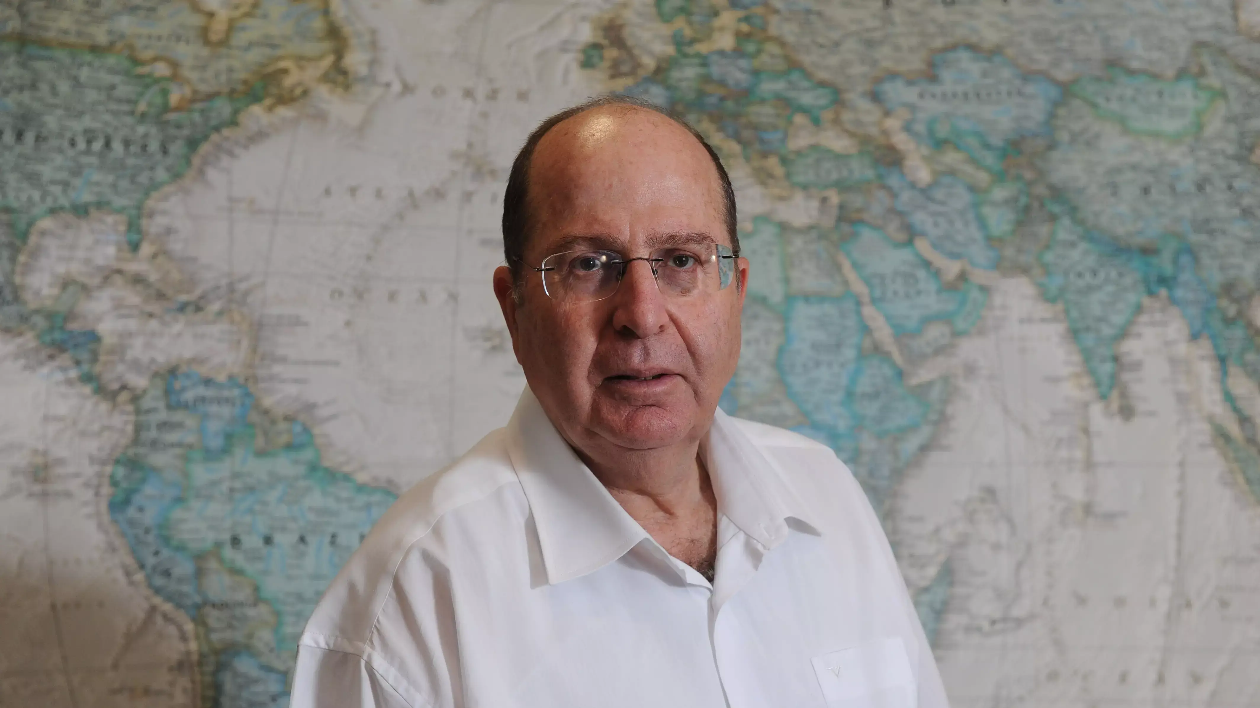 שר הביטחון משה בוגי יעלון על רקע מפת העולם שר הביטחון משה בוגי יעלון על רקע מפת העולם
