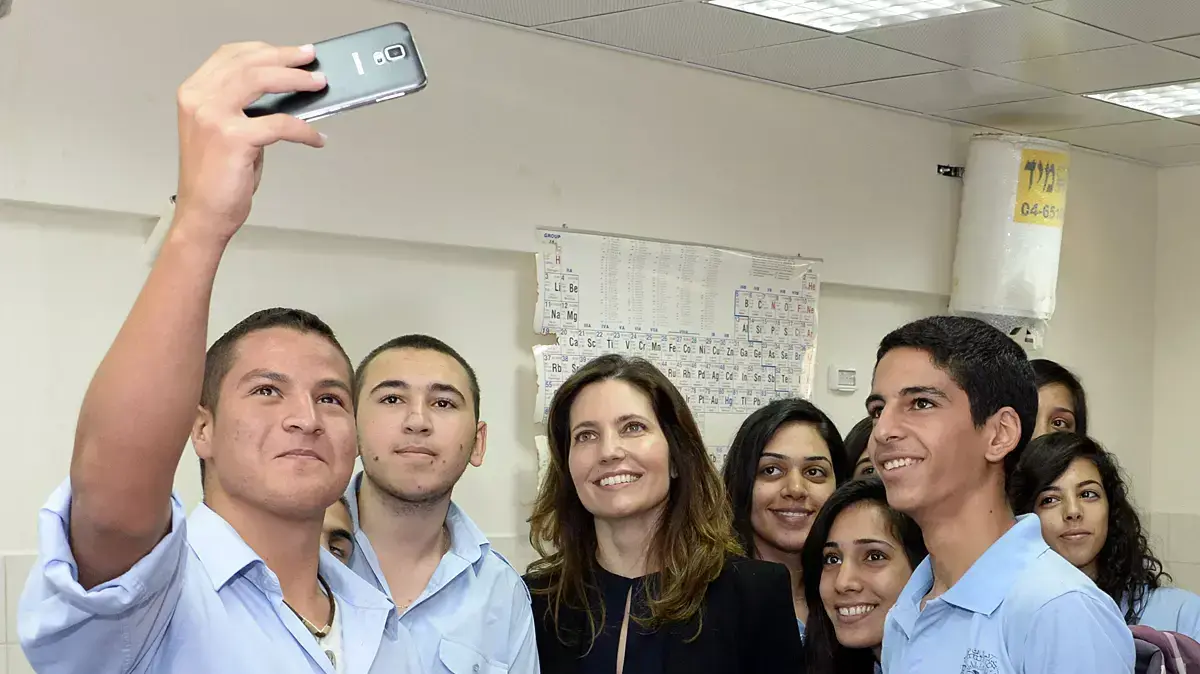 אוון ריאן, אחראית קשרי התרבות והחינוך של משרד החוץ האמריקני, בביקור בבית ספר תיכון בישראל. אוון ריאן, אחראית קשרי התרבות והחינוך של משרד החוץ האמריקני, בביקור בבית ספר תיכון בישראל.