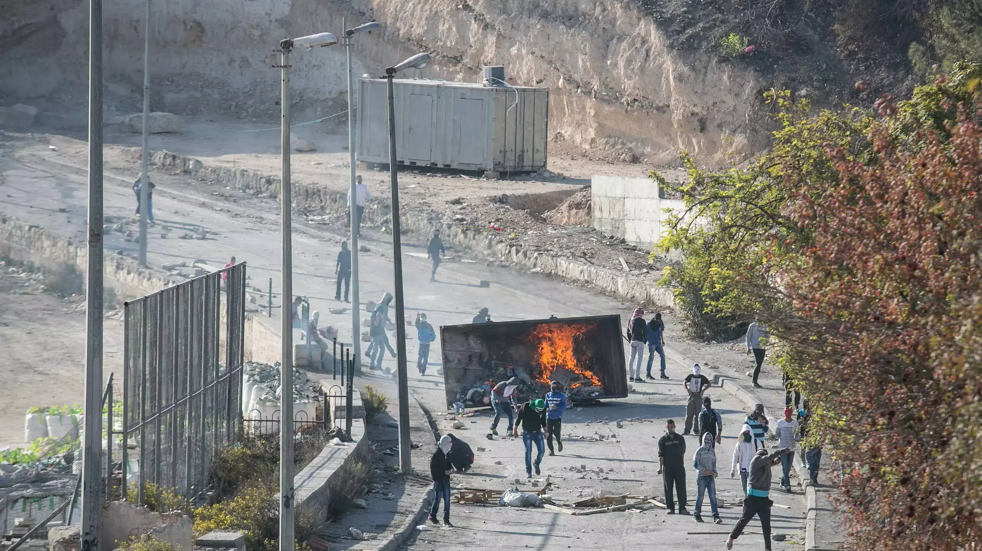 יידוי אבנים בכפר עיסאוויה בזמן ביקור ראש עיריית ירושלים ניר ברקת, אוקטובר 2014 יידוי אבנים בכפר עיסאוויה בזמן ביקור ראש עיריית ירושלים ניר ברקת, אוקטובר 2014