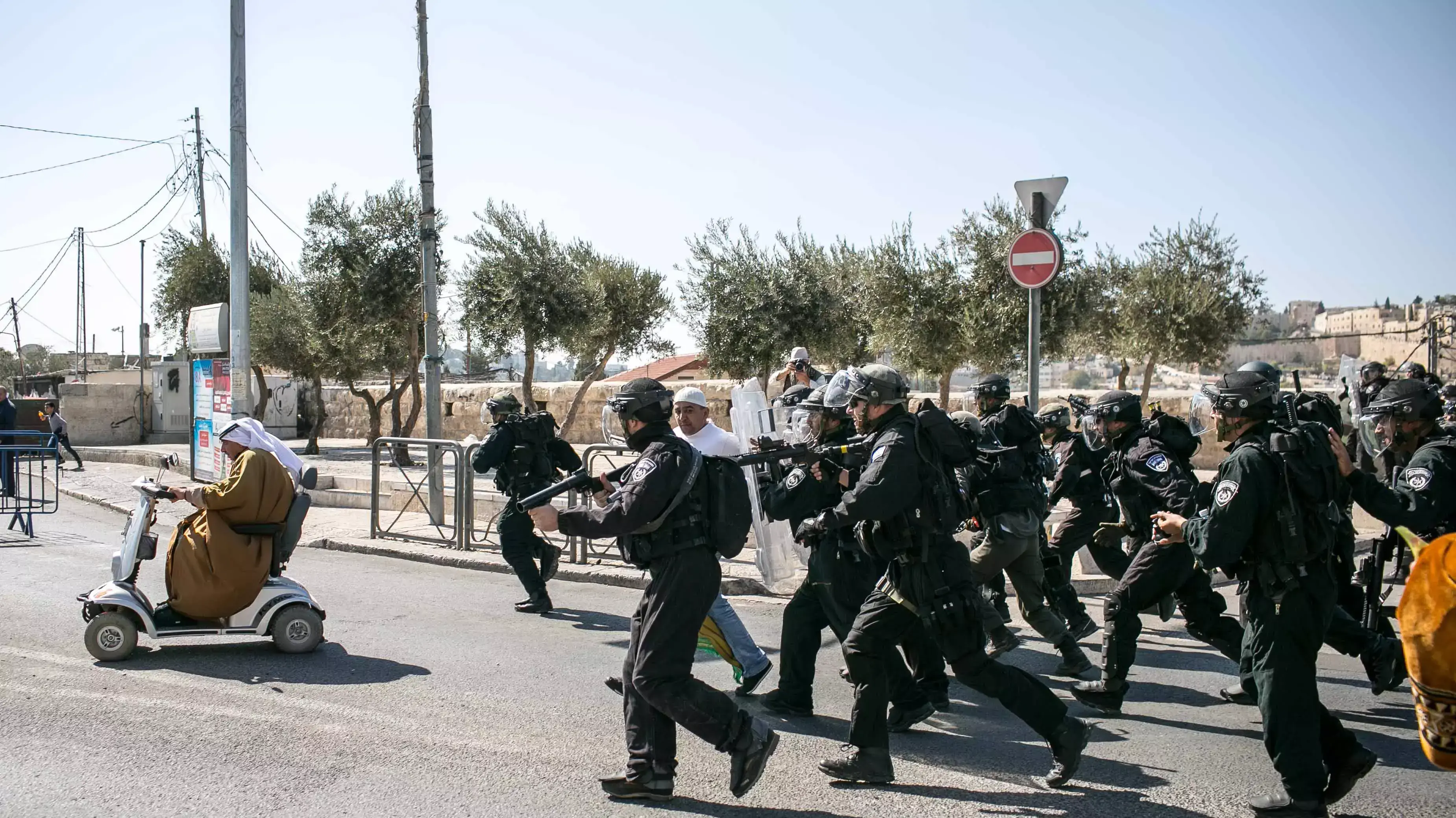 תפילת יום שישי בשכונת ראס אל עמוד במזרח ירושלים 24.10.2014 תפילת יום שישי בשכונת ראס אל עמוד במזרח ירושלים 24.10.2014