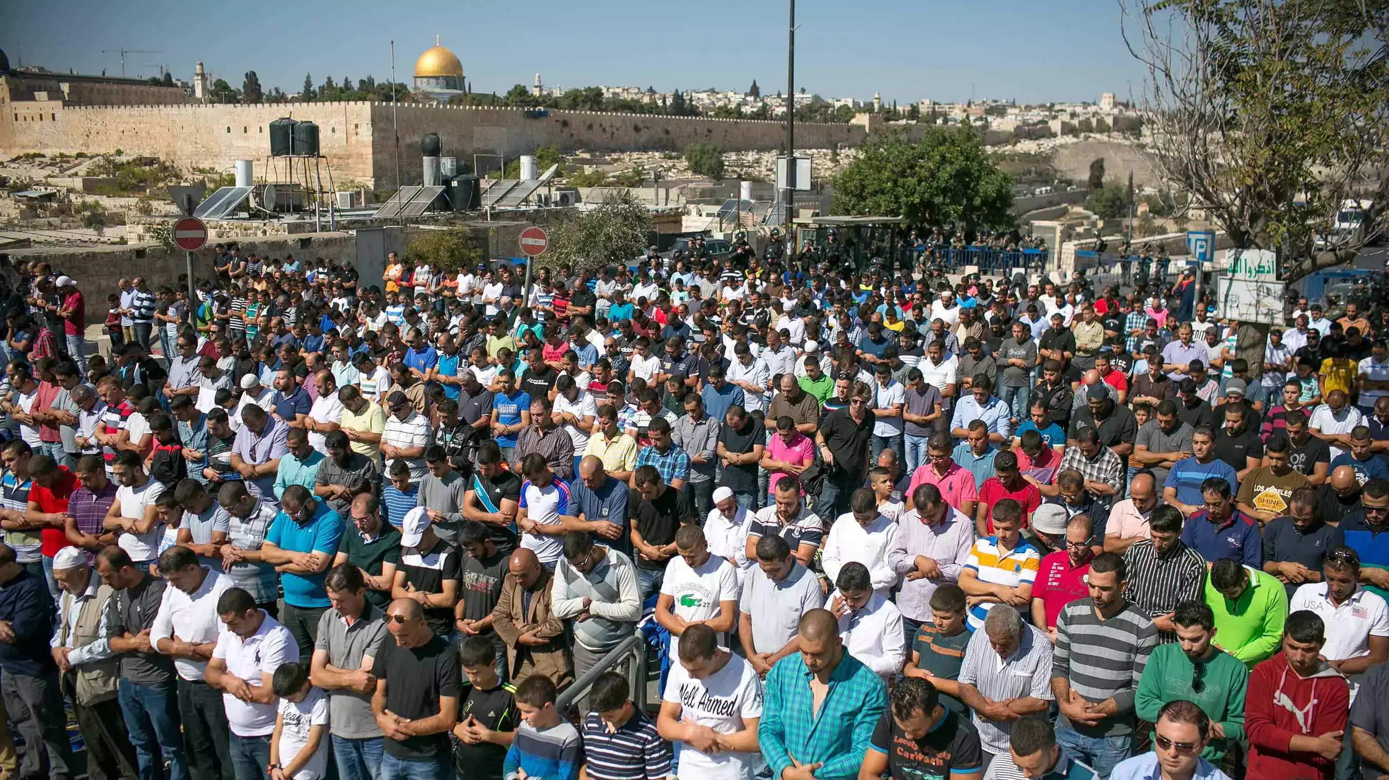 תפילת יום שישי בשכונת ראס אל עמוד במזרח ירושלים 24.10.2014 תפילת יום שישי בשכונת ראס אל עמוד במזרח ירושלים 24.10.2014