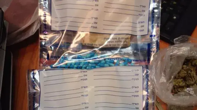 תרופות, בלוני גז גנובים ובשר שמקורו לא ידוע נתפסו בדרום תל אביב אוקטובר 2014 תרופות, בלוני גז גנובים ובשר שמקורו לא ידוע נתפסו בדרום תל אביב אוקטובר 2014