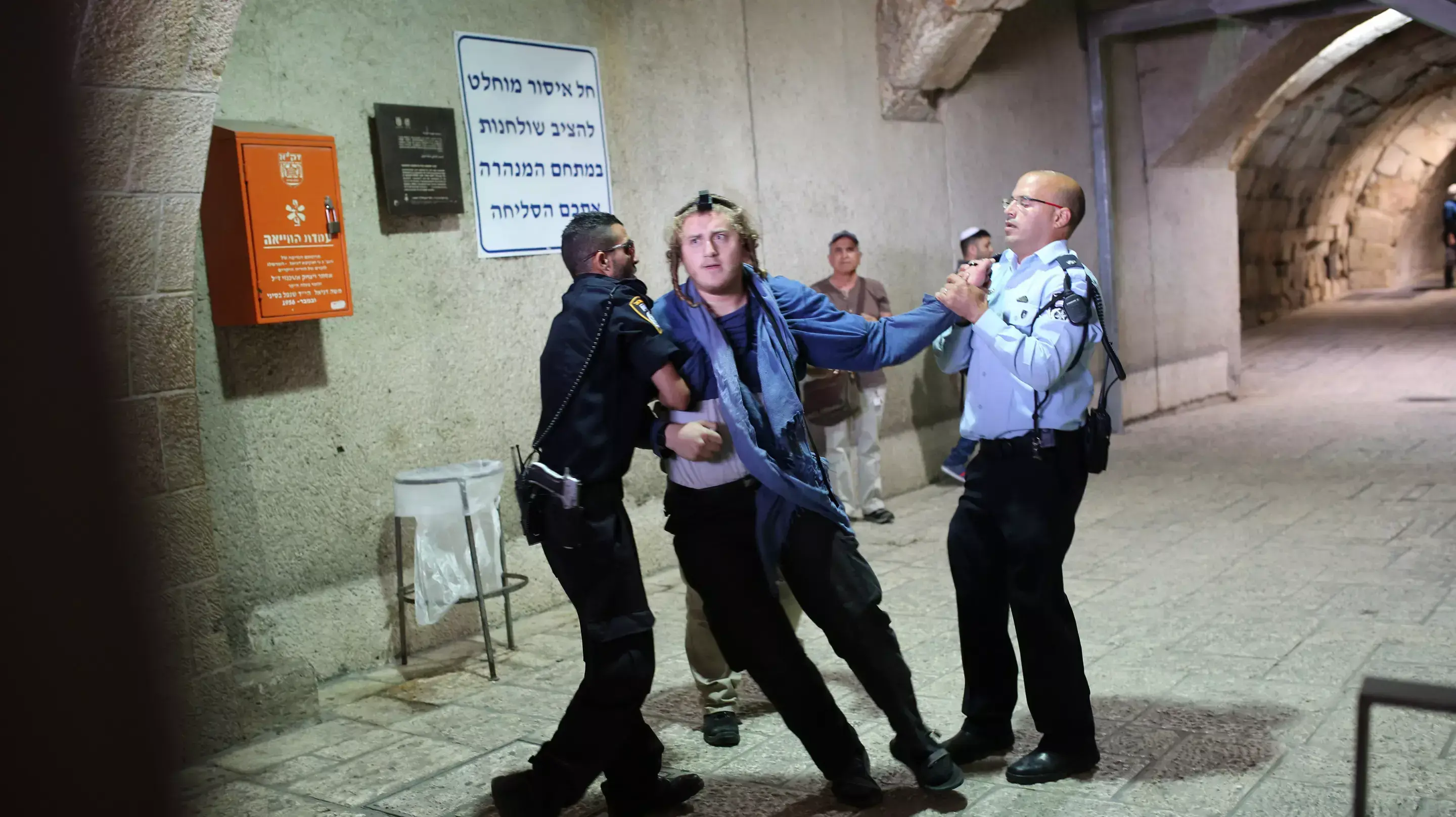 כוחות הביטחון מונעים ממפגינים להיכנס להר הבית, ירושלים כוחות הביטחון מונעים ממפגינים להיכנס להר הבית, ירושלים