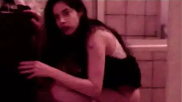 השחקנית נטלי כהן וקסברג עושה את צרכיה על דגל ישראל, נוסמבר 2014 השחקנית נטלי כהן וקסברג עושה את צרכיה על דגל ישראל, נוסמבר 2014