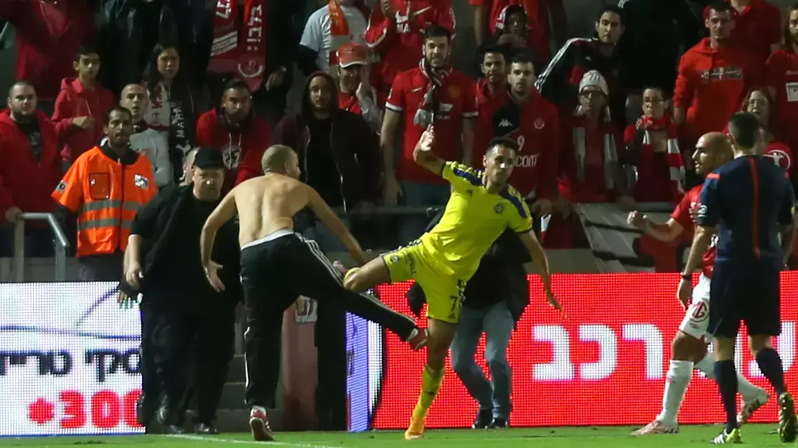 ערן זהבי מתעמת עם אוהד הפועל תל אביב ערן זהבי מתעמת עם אוהד הפועל תל אביב