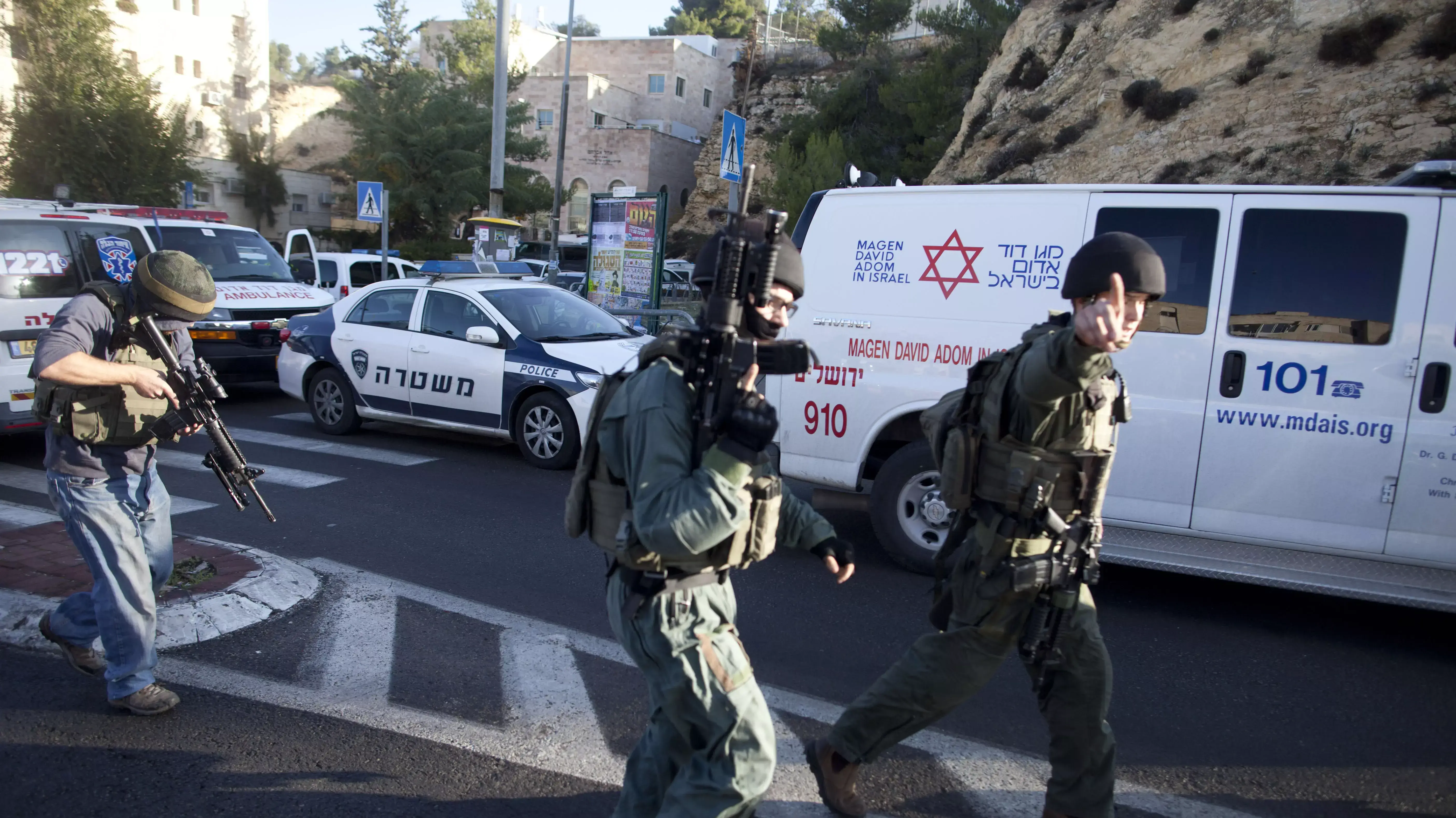 כוחות הביטחון בזירת הפיגוע בירושלים 18 בנובמבר 2014 כוחות הביטחון בזירת הפיגוע בירושלים 18 בנובמבר 2014